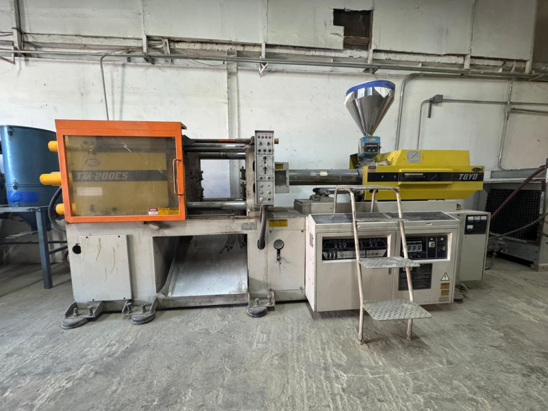 INYECTORA DE PLASTICO 200 TONELADAS TOYO